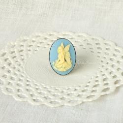 Fairy Lisbeth, fairy Cameo ring in cream white and blue, victorian jewelry